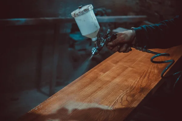 Mestre pintura de madeira com pistola de pulverização — Fotografia de Stock