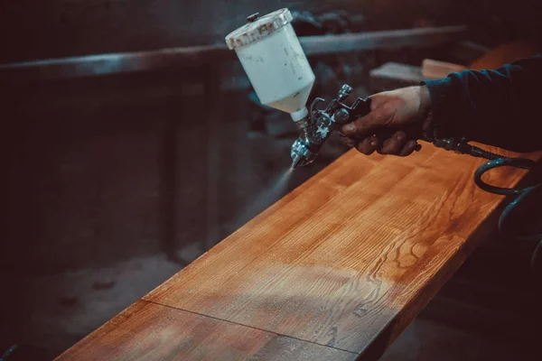 Mestre pintura de madeira com pistola de pulverização — Fotografia de Stock