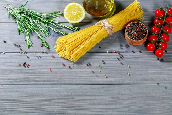 Esparguete e tomate cereja com azeite — Fotografia de Stock