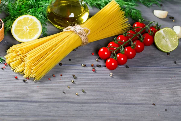 Esparguete e tomate cereja com azeite — Fotografia de Stock