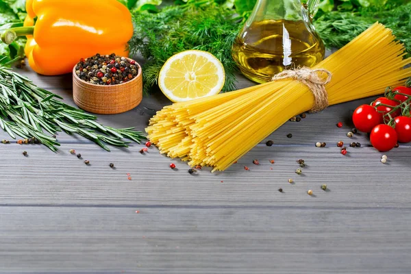 Esparguete e tomate cereja com azeite — Fotografia de Stock