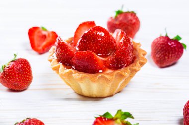 Lezzetli kek sepeti çilek ile 