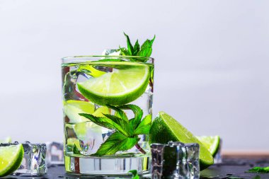 kireç dilimleri ile ve buz küpleri 