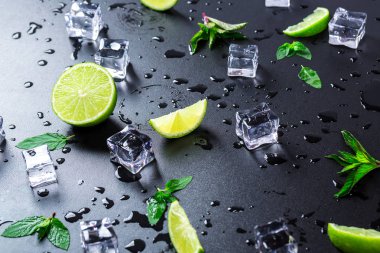 kireç dilimleri ile ve buz küpleri 