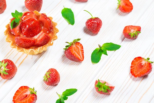 God kaka korg med jordgubbar — Stockfoto