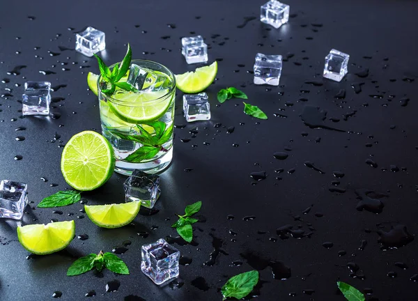 Mojito koktajl z limonki — Zdjęcie stockowe