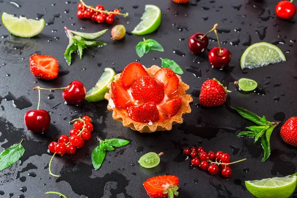 God kaka korg med jordgubbar — Stockfoto