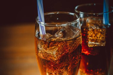 Soğuk içecek gözlük buz küpleri ile