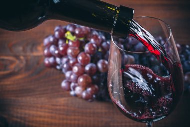 Bardağa kırmızı şarap dök. 