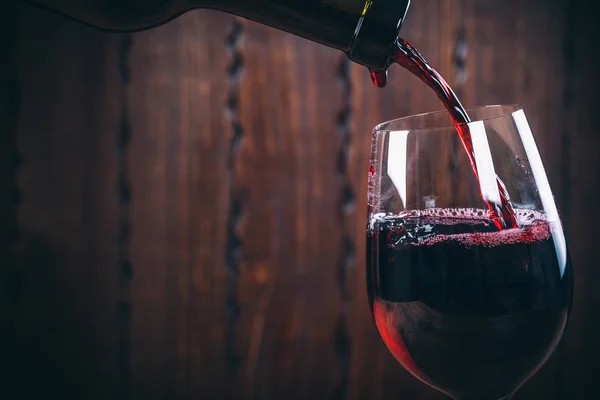 Echar vino tinto en la copa — Foto de Stock