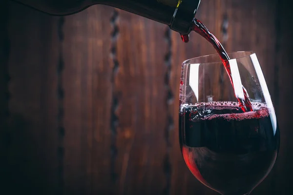 Rotwein ins Glas gießen — Stockfoto