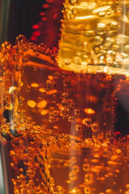 Cola cam buz küpleri ile