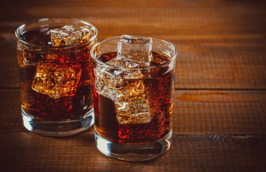 kola soda buz küpleri içinde gözlük ile