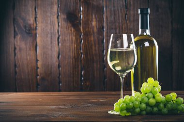 Beyaz şarap cam üzüm ile