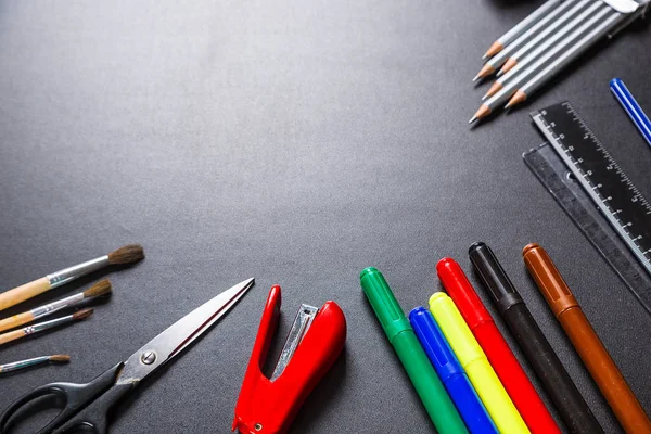 Siyah doku üzerinde okul malzemeleri