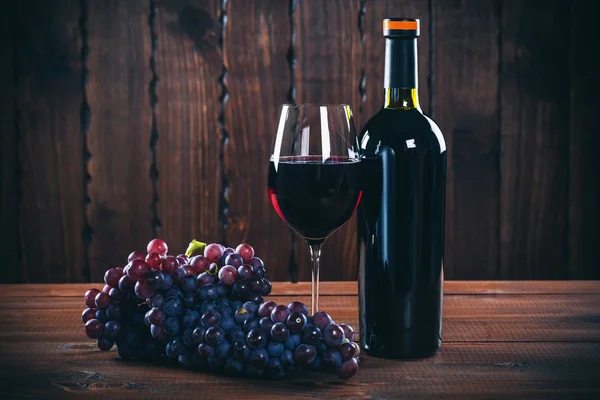 Botella y copa de vino tinto —  Fotos de Stock