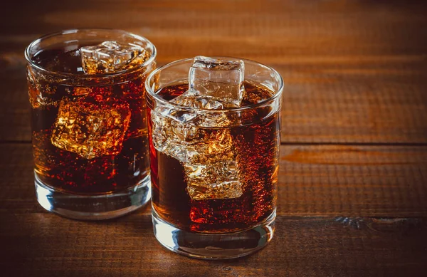 kola soda buz küpleri içinde gözlük ile