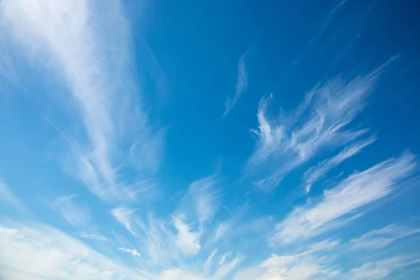 Fluffy clouds in the blue sky — Stock Photo, Image