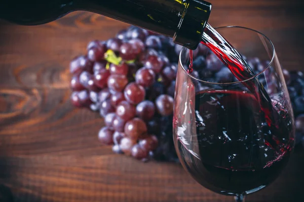 Bardağa kırmızı şarap dök. 