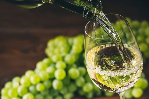 Bir bardak içine dökülen beyaz şarap — Stok fotoğraf