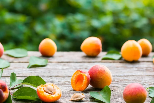 Aprikosen mit Blättern auf Holzbrettern — Stockfoto