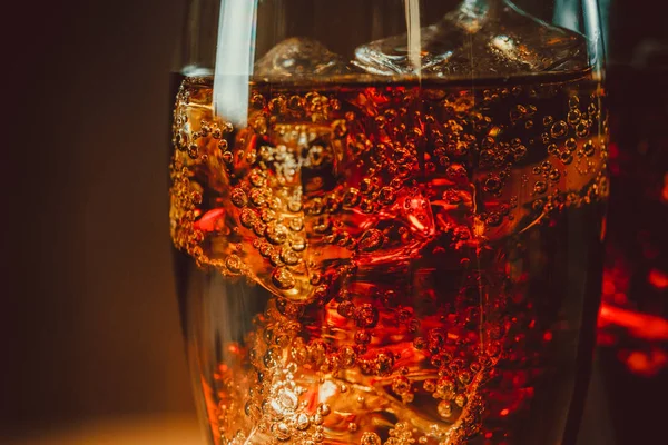 Cola cam buz küpleri ile