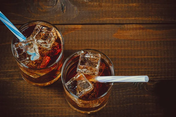 Soğuk içecek gözlük buz küpleri ile