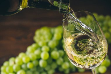 bir bardak içine dökülen beyaz şarap 