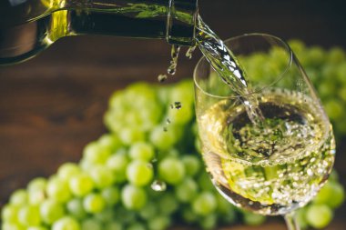 bir bardak içine dökülen beyaz şarap 