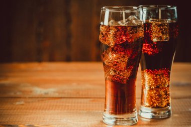 kola soda buz küpleri içinde gözlük ile