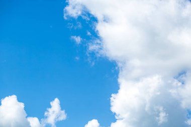 Mavi gökyüzünde kabarık bulutlar