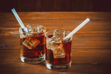 Buz ile soğuk içecek kola 