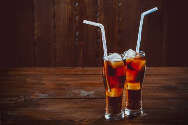 Buz ile soğuk içecek kola 