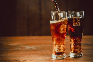 Buz ile soğuk içecek kola 