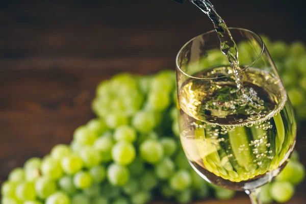 bir bardak içine dökülen beyaz şarap 