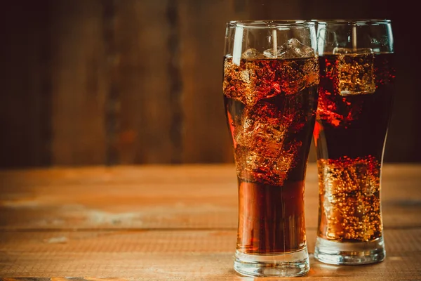 Kola soda küpleri buz içinde gözlük ile 