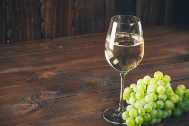 Beyaz şarap cam üzüm ile
