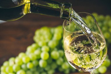 bir bardak içine dökülen beyaz şarap 