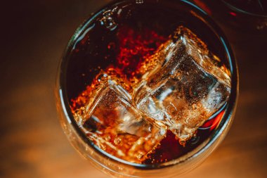 Cola cam buz küpleri ile