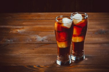 kola soda buz küpleri içinde gözlük ile