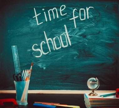 Okul malzemeleri ile eski yazı tahtası