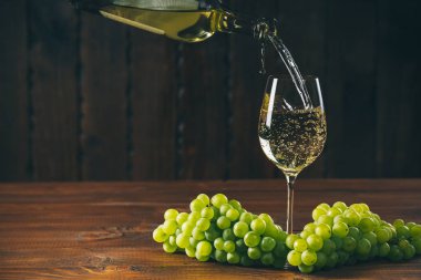 bir bardak içine dökülen beyaz şarap 