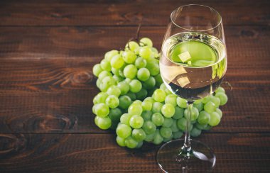 Beyaz şarap cam üzüm ile