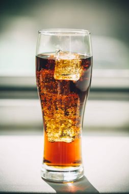 Buz küplerinde cam o Cola