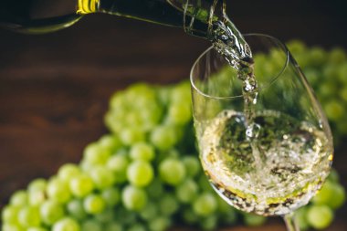 bir bardak içine dökülen beyaz şarap 