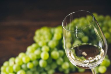 Beyaz şarap cam üzüm ile