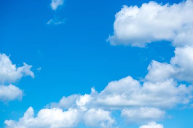 Mavi gökyüzünde kabarık bulutlar