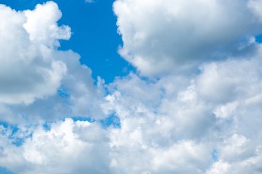 Mavi gökyüzünde kabarık bulutlar