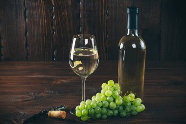 Beyaz şarap cam üzüm ile