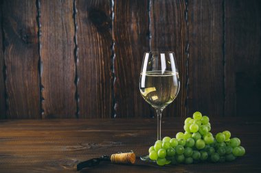 Beyaz şarap cam üzüm ile